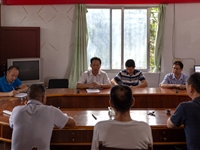 河源市科协陈春林一行深入梅花村视察水灾情况