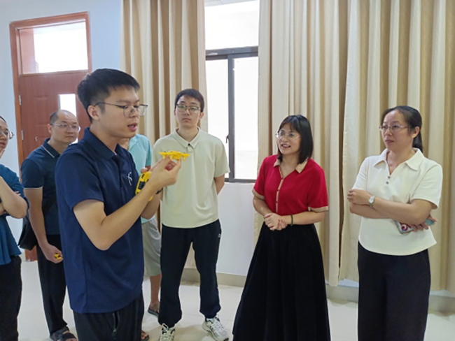 梅州市蕉岭县科协开展“仰望星空,放飞梦想”无人机操控与编程教学进校园活动