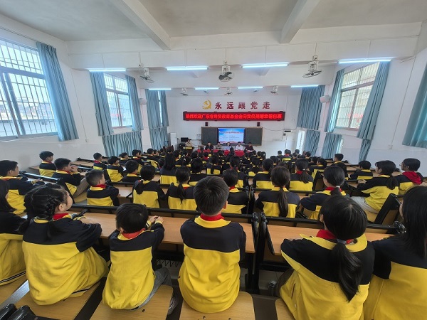 云浮罗定市科协联合举行“情牵留守,爱暖童心”为主题的关爱留守儿童幸福包裹发放仪式