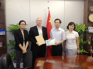 何真会见法国驻广州总领事馆科技教育专员