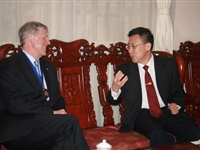 汤世华会见英国机械工程师学会访华团