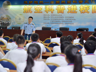 清远市华侨中学迎来空军飞行员