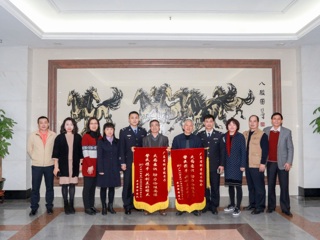 广州市公安局来访交流并赠送锦旗