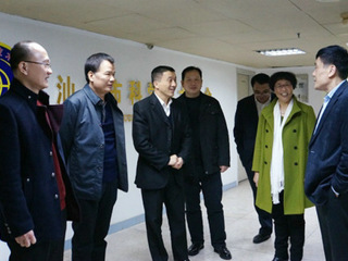 汕头市领导节后看望市科协机关干部职工