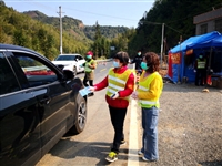 和平县科协为镇村配送疫情防控科普宣传资料