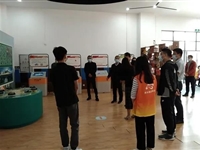 中山市南头镇中心小学学生走进中山流动科学馆巡展活动现场参与活动体验