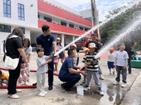 东莞市企石镇开展“走进消防队 零距离感受火焰蓝”亲子研学活动