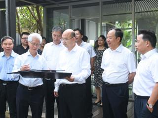 王瑞军慰问一线科技工作者和调研有关科研单位