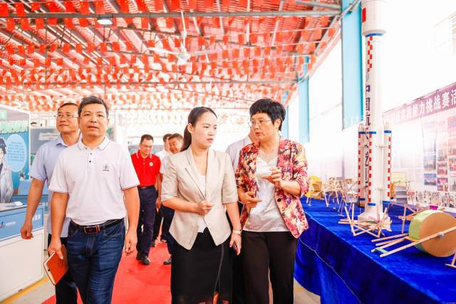 茂名化州市领导实地调研“中国流动科技馆”化州站展出活动